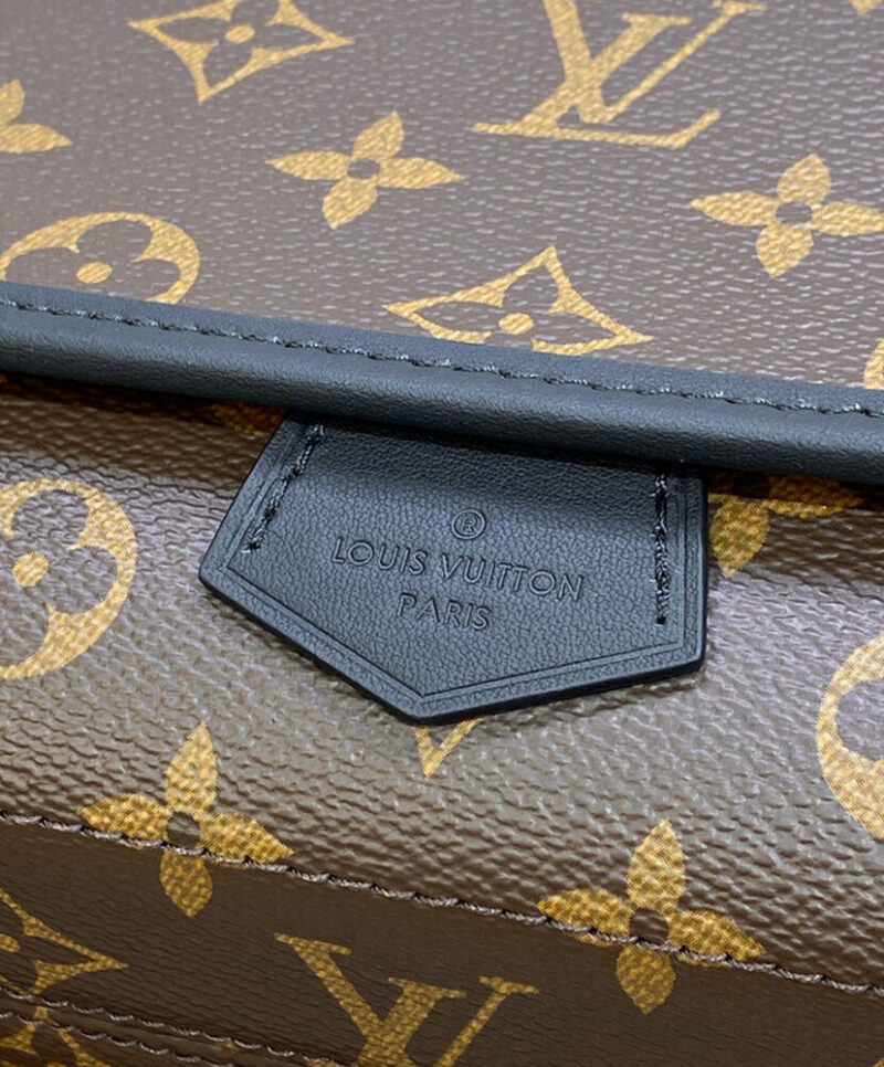 Louis Vuitton Magnetic Messenger M45557 Brown